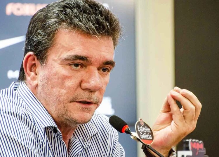 Torcida do Corinthians protesta contra Andrés Sanchez antes de votação