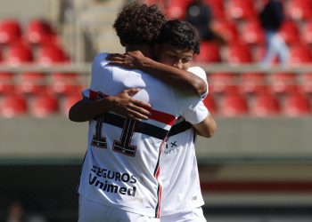 Sub-15 e Sub-17 goleiam o Clube Vital em Cotia