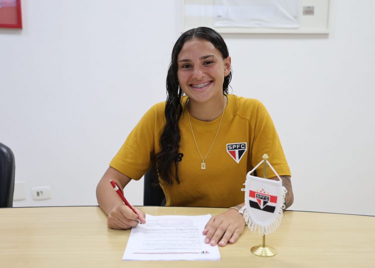 Julia Vaini assina contrato profissional e reforça equipe principal