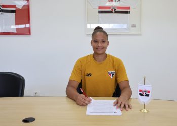 Julia Pereira assina contrato profissional com o Tricolor